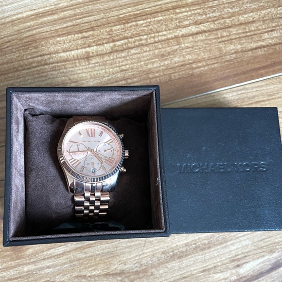 Michael Kors Women's MK5569 Lexington Rose Gold-Tone Stainless Steel Watch - Picture 2 of 9